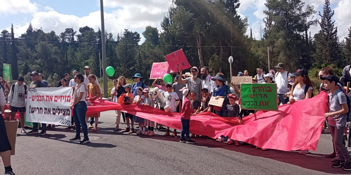 צעדת מחאה - ״מצילים את החורש״ נגד תוואי כביש 611 המתוכנן