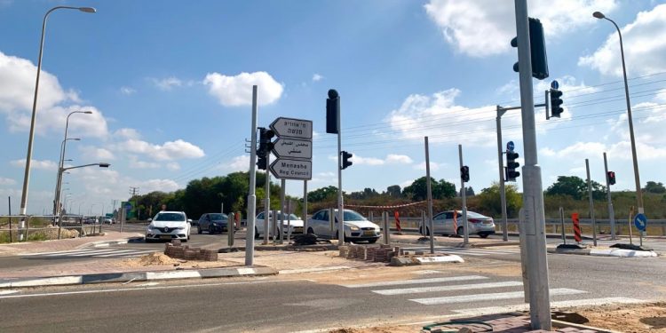 רמזור ירוק לכיוון דרום מועצה אזורית מנשה פקקים עומס תנועה