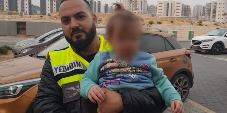 ילדה חולצה מרכב בחריש בסיוע ארגון ידידים