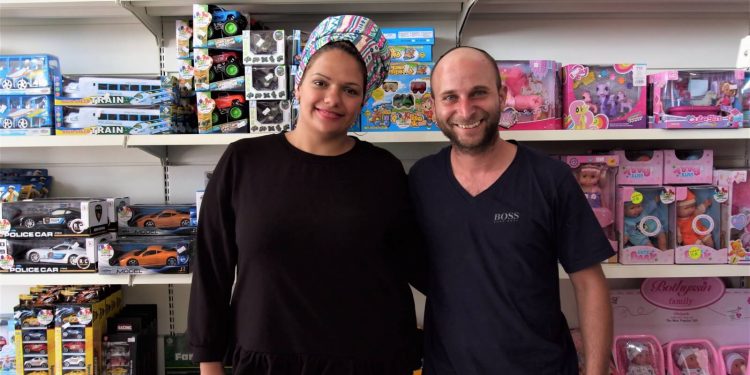 נפתחה החנות ראשונה במרכז 'מרום סנטר' ברחוב אורן