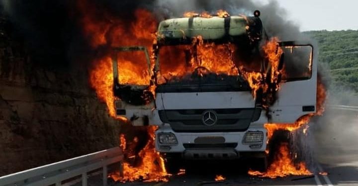 משאית נשרפה בדרך לקציר