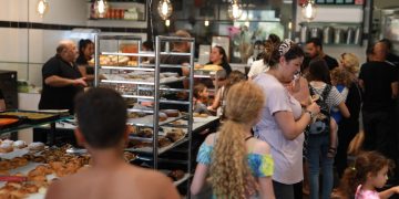 לקוחות במאפיית המשפחה. צילום דו איט