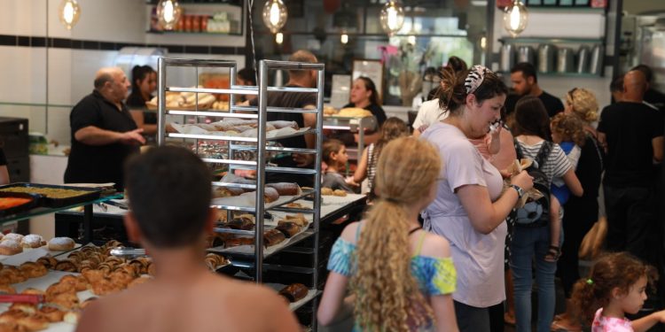 לקוחות במאפיית המשפחה. צילום דו איט