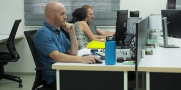 האב חריש שוכרים