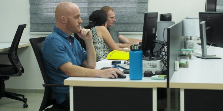 האב חריש שוכרים