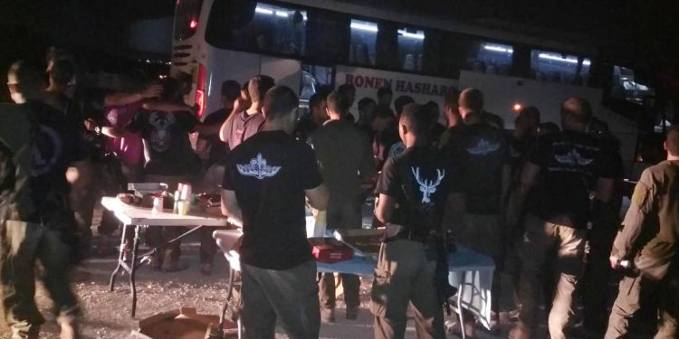 פריסת אוכל לחיילים