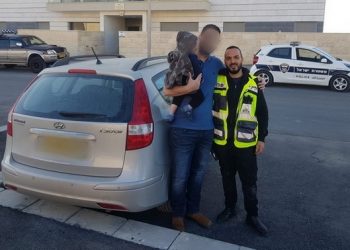 פעוט בן שנתיים מחריש ננעל ברכב חונה