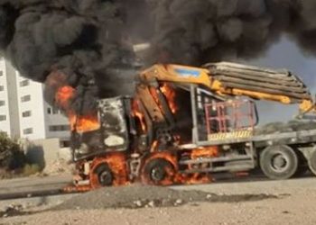 צילום נדאא עוויסאת משאית עולה באש