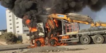 צילום נדאא עוויסאת משאית עולה באש