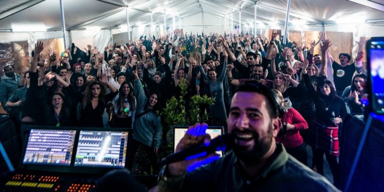 מסיבה שיתופית בשכונת בצוותא לרגל השנה החדשה. צילום-מור שקיפי (10)