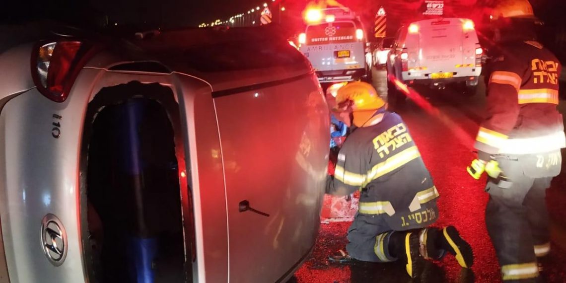 רכב התהפך תאונת דרכים איחוד הצלה מחנה 80