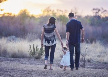 יום המשפחה זוג עם ילד