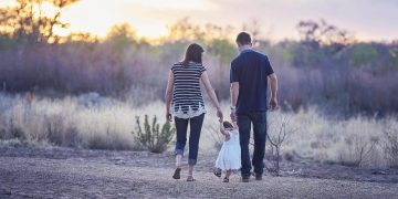 יום המשפחה זוג עם ילד