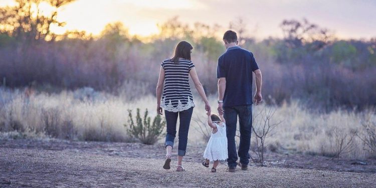 יום המשפחה זוג עם ילד