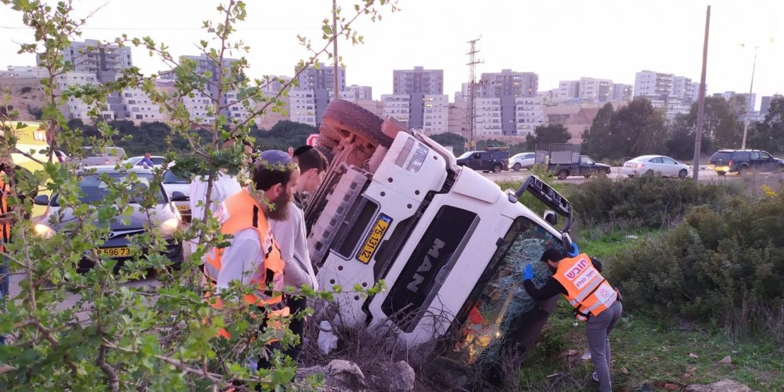 נהג משאית נפצע קל בתאונת דרכים סמוך לחריש