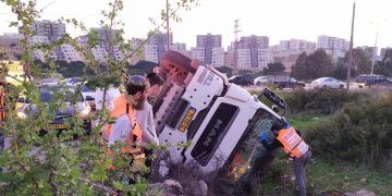 נהג משאית נפצע קל בתאונת דרכים סמוך לחריש
