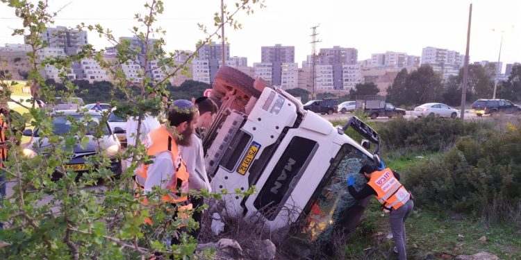 נהג משאית נפצע קל בתאונת דרכים סמוך לחריש