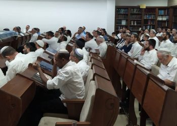 מתפללים בבית הכנסת 'ראשית תבואתו'