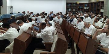 מתפללים בבית הכנסת 'ראשית תבואתו'