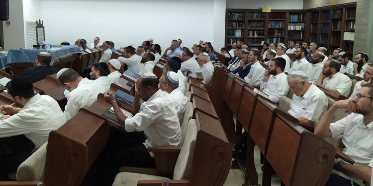 מתפללים בבית הכנסת 'ראשית תבואתו'