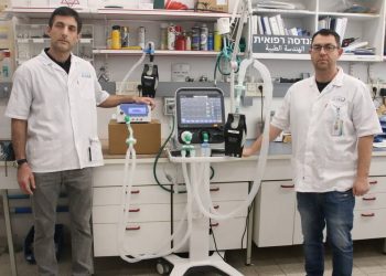 מכונת הנשמה בשימוש כפול שתיים - צוות הנדסה רפואית של הלל יפה ליד המכונה המותאמת