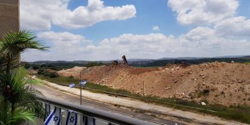 דירה עם נוף להר עפר ורעש מחריש אזניים