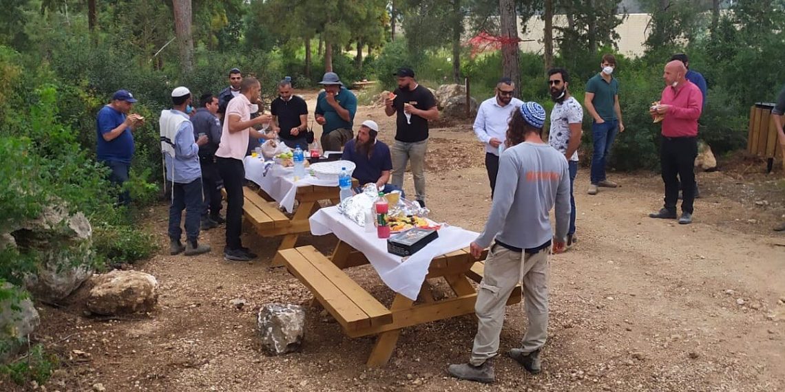 יצחק קשת ועובדי מועצה בפארק המנגלים החדש