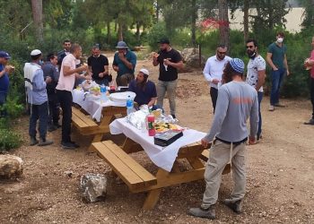 יצחק קשת ועובדי מועצה בפארק המנגלים החדש