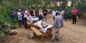 יצחק קשת ועובדי מועצה בפארק המנגלים החדש