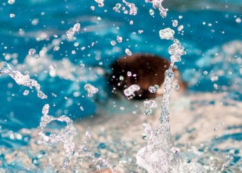 בריכה מים טביעה ילד בועות ילד טובע