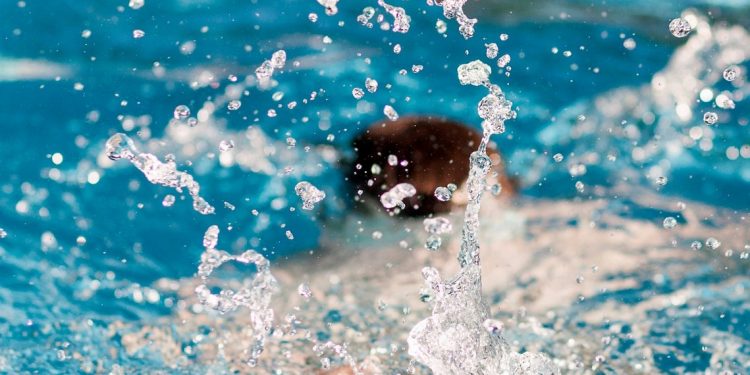 בריכה מים טביעה ילד בועות ילד טובע