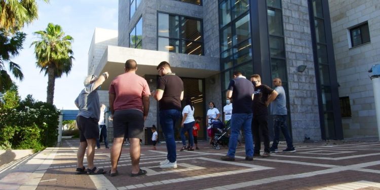 תושבי שכונת הפרחים מחאה