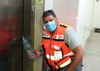 לכודים במעלית בחריש