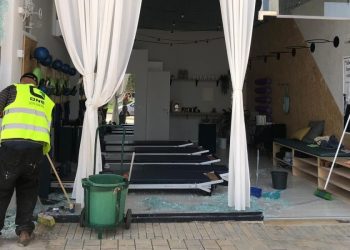 ויטרינת בית העסק שנפגעה מרכב בחריש