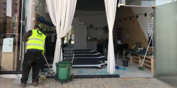 ויטרינת בית העסק שנפגעה מרכב בחריש