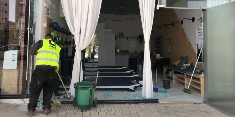 ויטרינת בית העסק שנפגעה מרכב בחריש