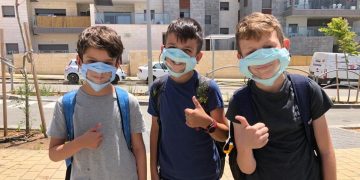 יהונתן אייזנמן עם חברים