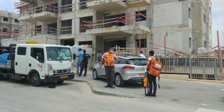 פועל באתר בנייה בשוהם