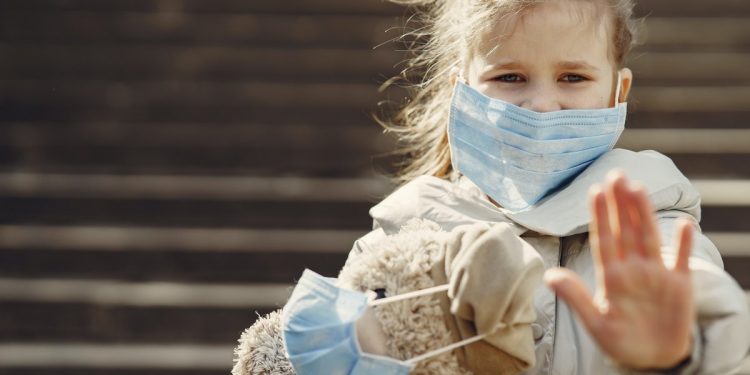 ילדה עם מסכה ודובי צילום: גוסטו