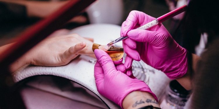 עסקים ביתיים בחריש מניקור עצמאים בחריש