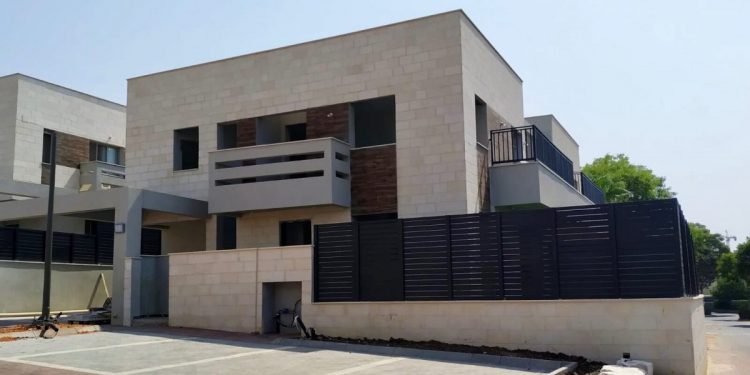 קוטג' ברחוב גולן בחריש בבעלות הוריו של יצחק קשת