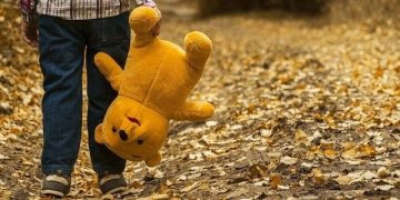 דוב צעצוע ילדים קטינים תקיפה מינית מעשים מגונים