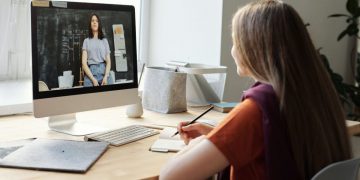 תלמידה מול מחשב הנהגת הורים זום קורונה