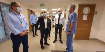 פרופ' רוני גמזו בביקור במרכז רפואי הלל יפה. צילום: דוברות הלל יפה