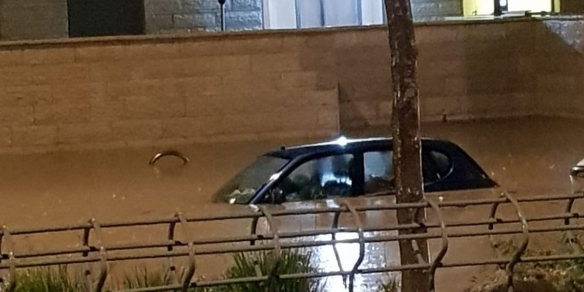 מכונית בדרך ארץ מוצפת הצפות גשם בכניסה לעיר צילום: יעקב פנחס