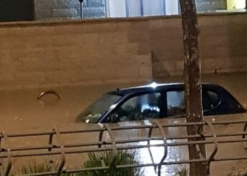 מכונית בדרך ארץ מוצפת הצפות גשם בכניסה לעיר צילום: יעקב פנחס