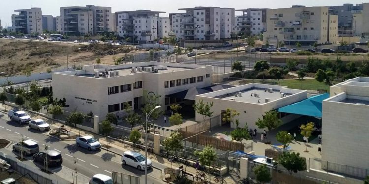 בית ספר יסודי ברחוב אלה בחריש