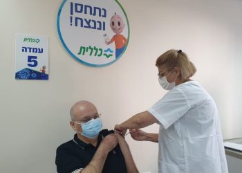 מנהל כללית מחוז צפון ד"ר מרדכי דיין מקבל חיסון לקורונה