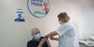מנהל כללית מחוז צפון ד"ר מרדכי דיין מקבל חיסון לקורונה
