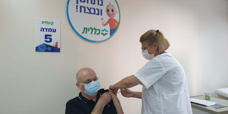 מנהל כללית מחוז צפון ד"ר מרדכי דיין מקבל חיסון לקורונה